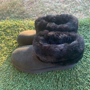 Women’s UGG Classic Mini Fluff Suede Boots sz 6